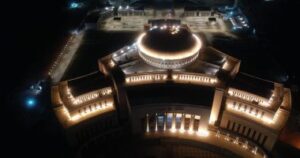 تحفة معمارية فى العاصمة الإدارية.. الإضاءة الليلية تزين مبنى مجلس النواب”صور”