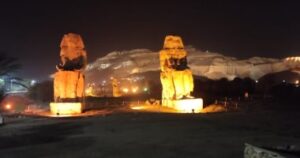 “ممنون”.. أضخم تماثيل الفراعنة بالأقصر يدخلان مشروع الإضاءة الليلية للمعابد